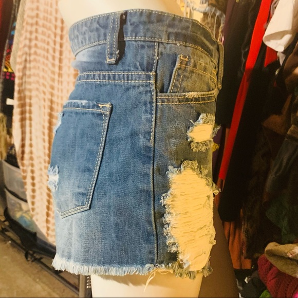 ๐ NWT FOREVER 21 DISTRESSED BOOTY SHORTS โ SIZE S - Picture 10 of 13